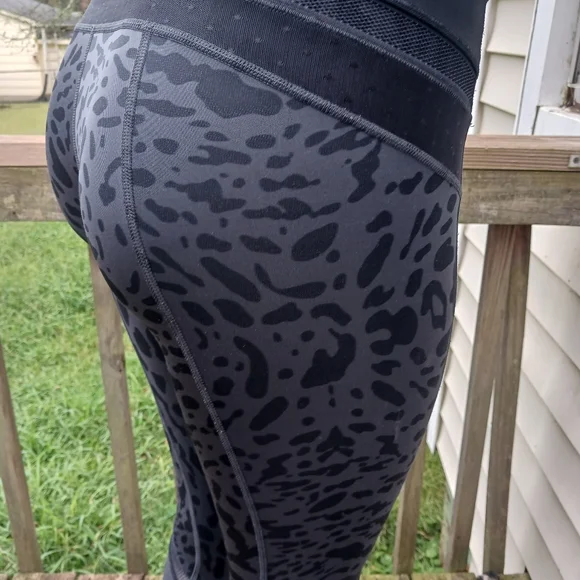 Lululemon athletica just breathe leggings crop animal swirl yoga full-on lutreme - Picture 7 of 10